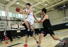 两男子街头比赛拳击，谁输谁赢一目了然！